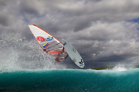 Diony Guadagnino throwing some spay at Ho'okipa